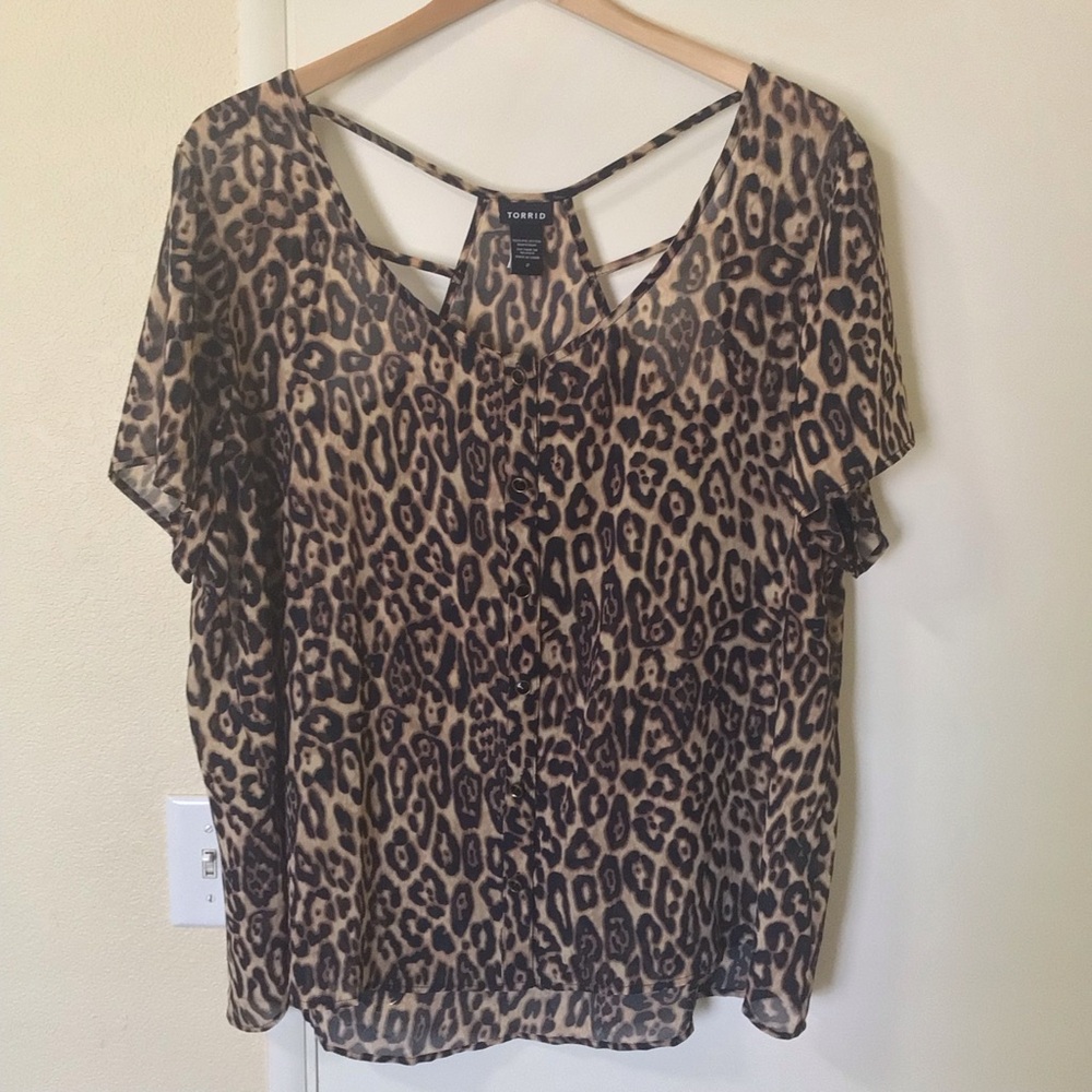 Torrid Blouse Sz 2X Animal Print Sheer Buttons Back Cut Out Black Beige NWOT
